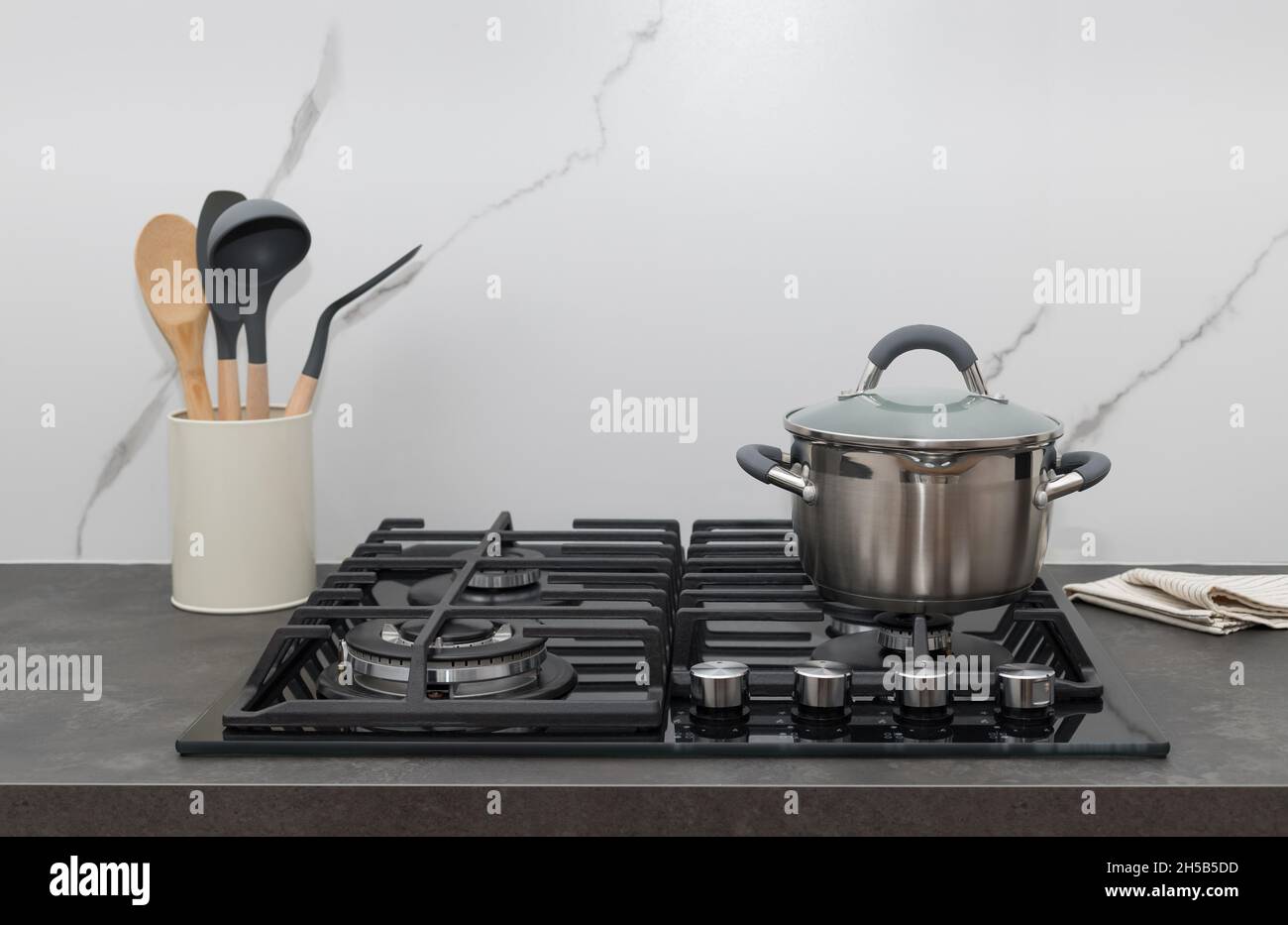 piano cottura a gas moderno e utensili da cucina per cucinare Foto Stock