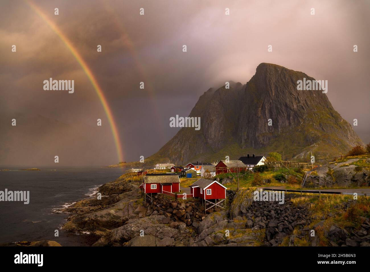 arcobaleno durante un tempo tempestoso in hamnoy, lofoten Foto Stock