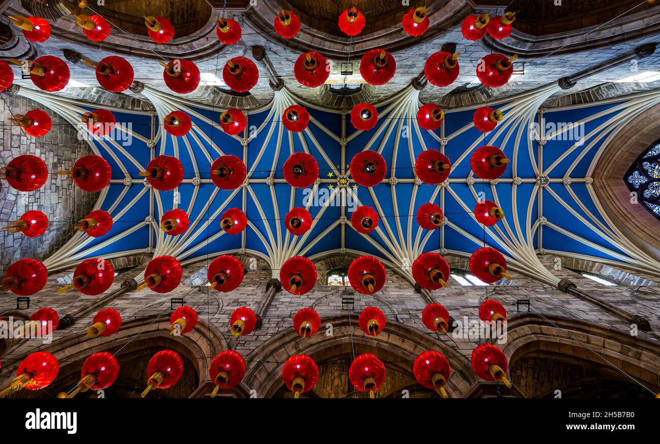 Lanterne rosse cinesi appendono dal soffitto a volta per il nuovo anno cinese, St Giles' High Kirk (Cattedrale), Edimburgo, Scozia, Regno Unito Foto Stock
