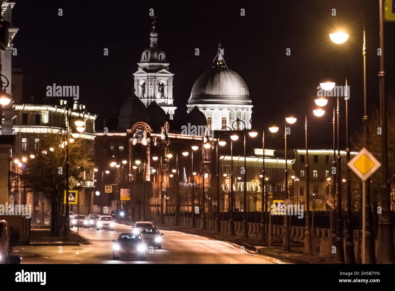 La Chiesa di Santa Caterina il Grande Martire di notte dal Ponte della Borsa Foto Stock
