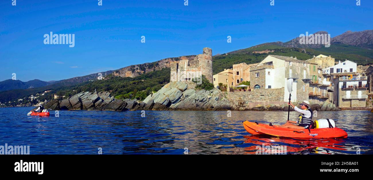 FRANCIA, CORSICA ISLAND ( 2B ), ERBALUNGA, KAYAK DI MARE VICINO ALLA TORRE GENOVESE VICINO BASTIA Foto Stock