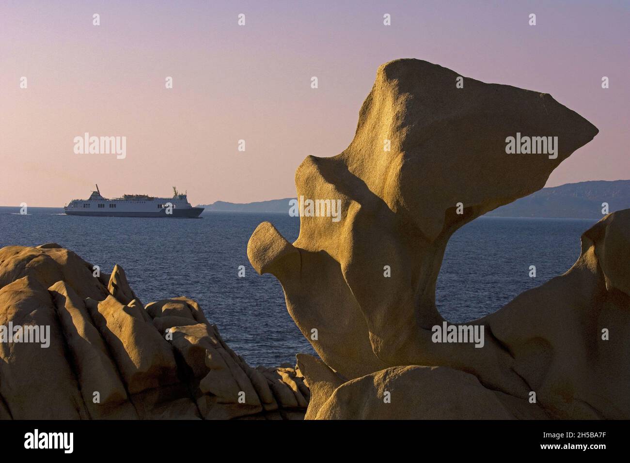 ROCCE DI GRANITO SCOLPITE DAL VENTO E DAL MARE, SITO NATURALE APPARTENENTE AL CONSERVATORIO COSTIERO DI CORSICA, PUNTO CAMPOMORO, CORSICA DEL SUD (2A), COR Foto Stock