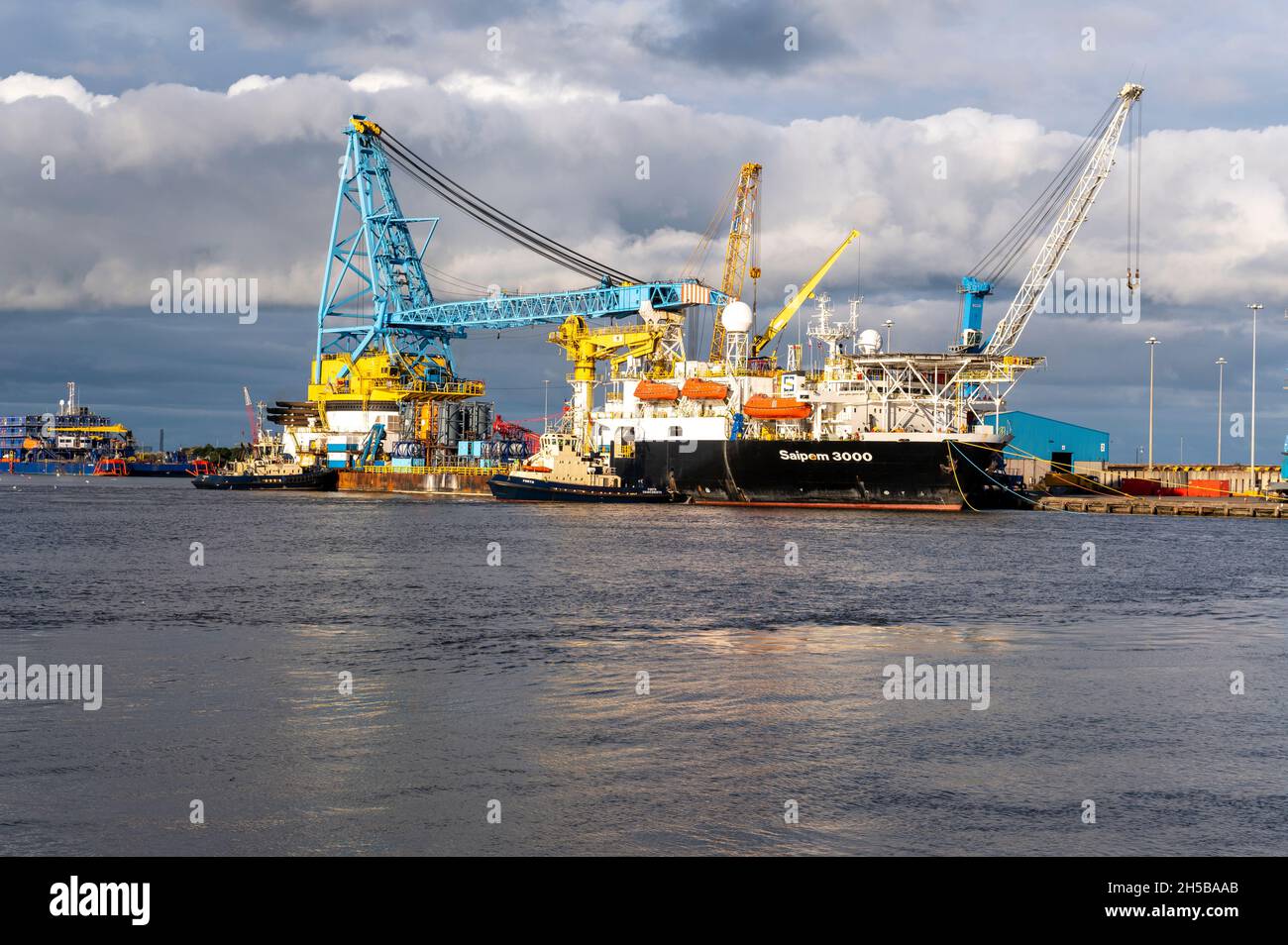 Saipem 3000 ancorato a Battleshisft Wharf Blyth è una grande nave pesante  con una gru molto grande a bordo Foto stock - Alamy