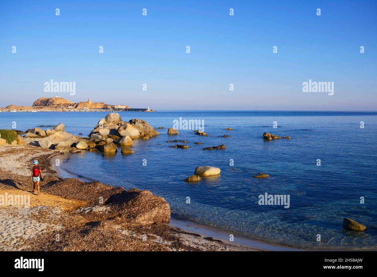 FRANCIA, CORSICA ( 2B ), ILE ROUSSE, BALAGNE, PASSEGGIATA SULLA SPIAGGIA, TORRE GENOVESE E CASA LUCE DELL'ISOLA PIETRA Foto Stock