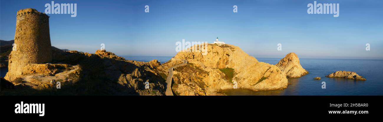 FRANCIA, CORSICA ( 2B ), ILE ROUSSE, TORRE GENOVESE E LA LUCE DELLA CASA SULL'ISOLA CHIAMATA LA PIETRA Foto Stock