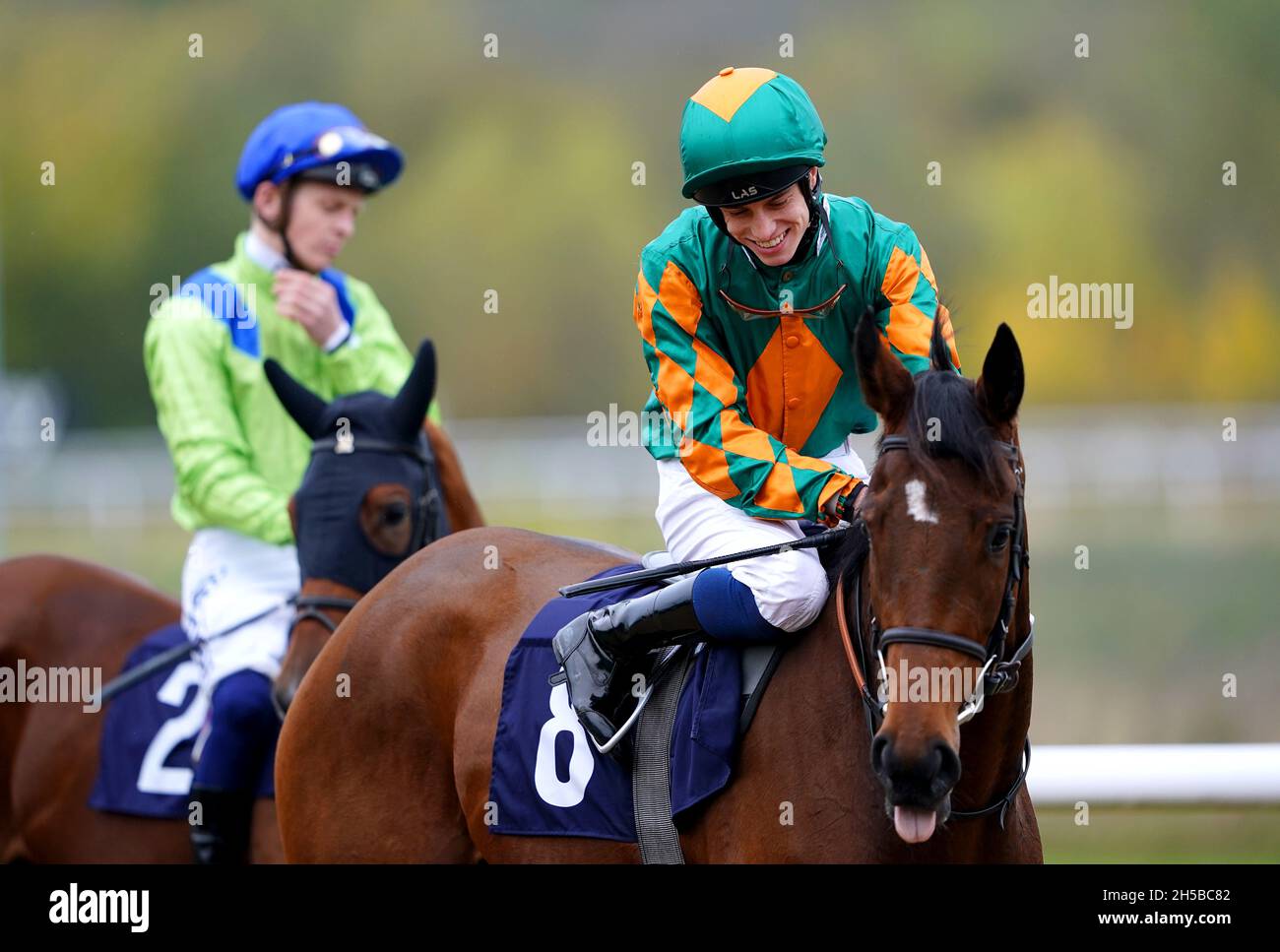 Jockey George Rooke su un'ultima danza prima di competere nella handicap Betway all'ippodromo di Wolverhampton. Data foto: Lunedì 8 novembre 2021. Foto Stock