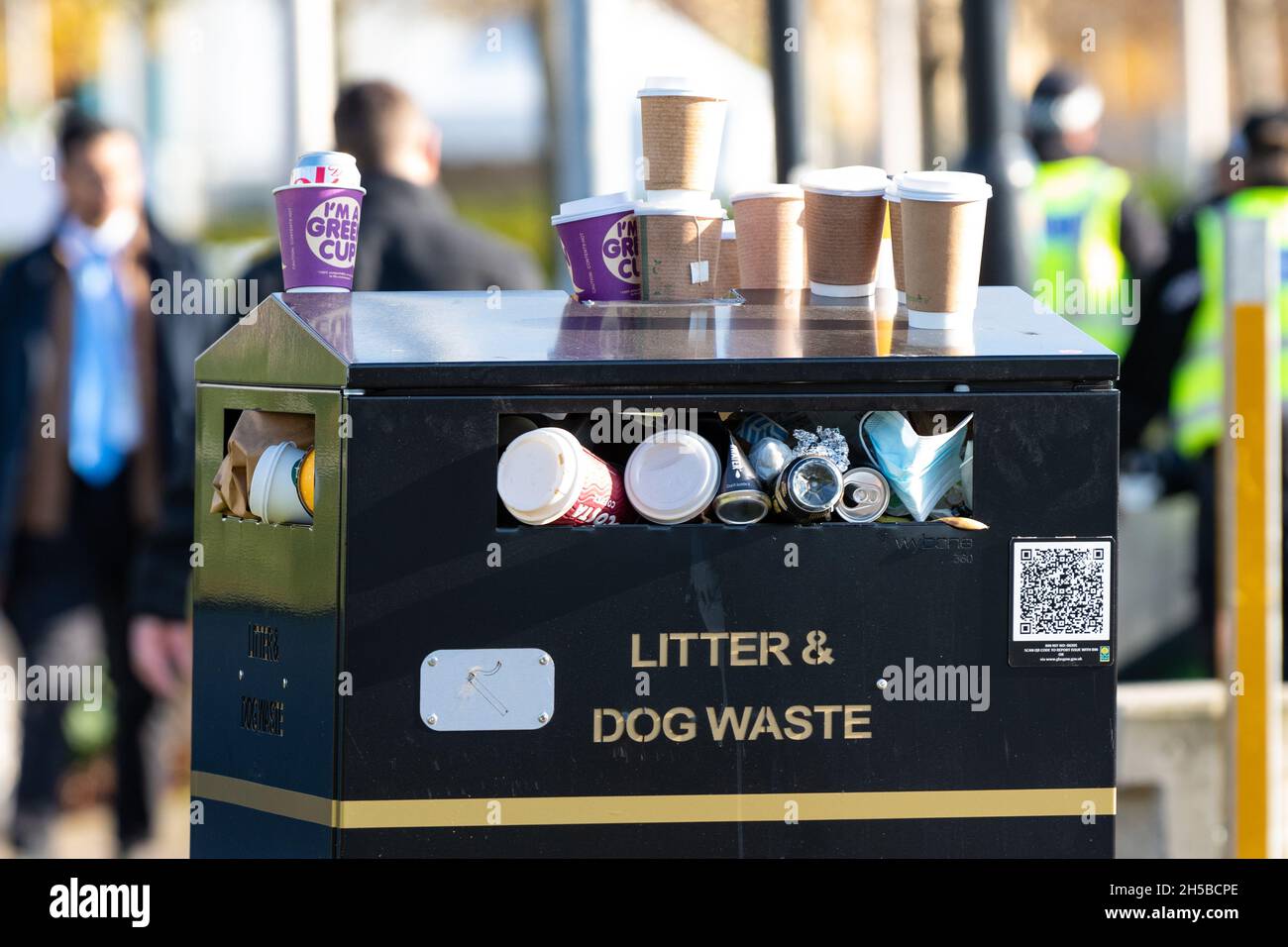 Tazze di caffè da asporto compostabili e riciclabili in cima a un cestino di rifiuti traboccante fuori dalla sede COP26, Glasgow, Scozia, Regno Unito Foto Stock