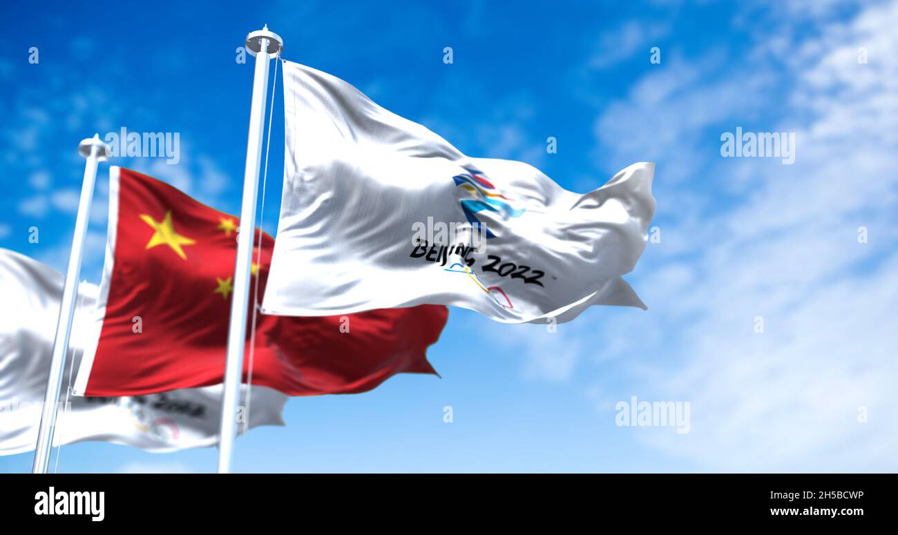 Pechino, Cina, 2021 ottobre: La bandiera di Pechino 2022 sventola nel vento con le bandiere nazionali della Cina. Giochi olimpici invernali sono previsti per tak Foto Stock