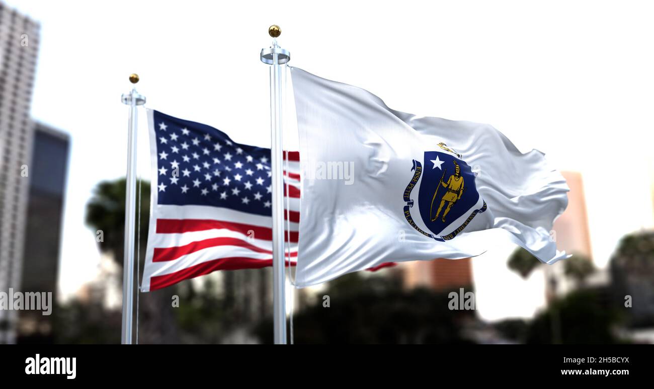 La bandiera dello stato del Massachusetts statunitense sventola nel vento con la bandiera americana sfocata sullo sfondo. Il Massachusetts è stato ammesso all'Unione Foto Stock