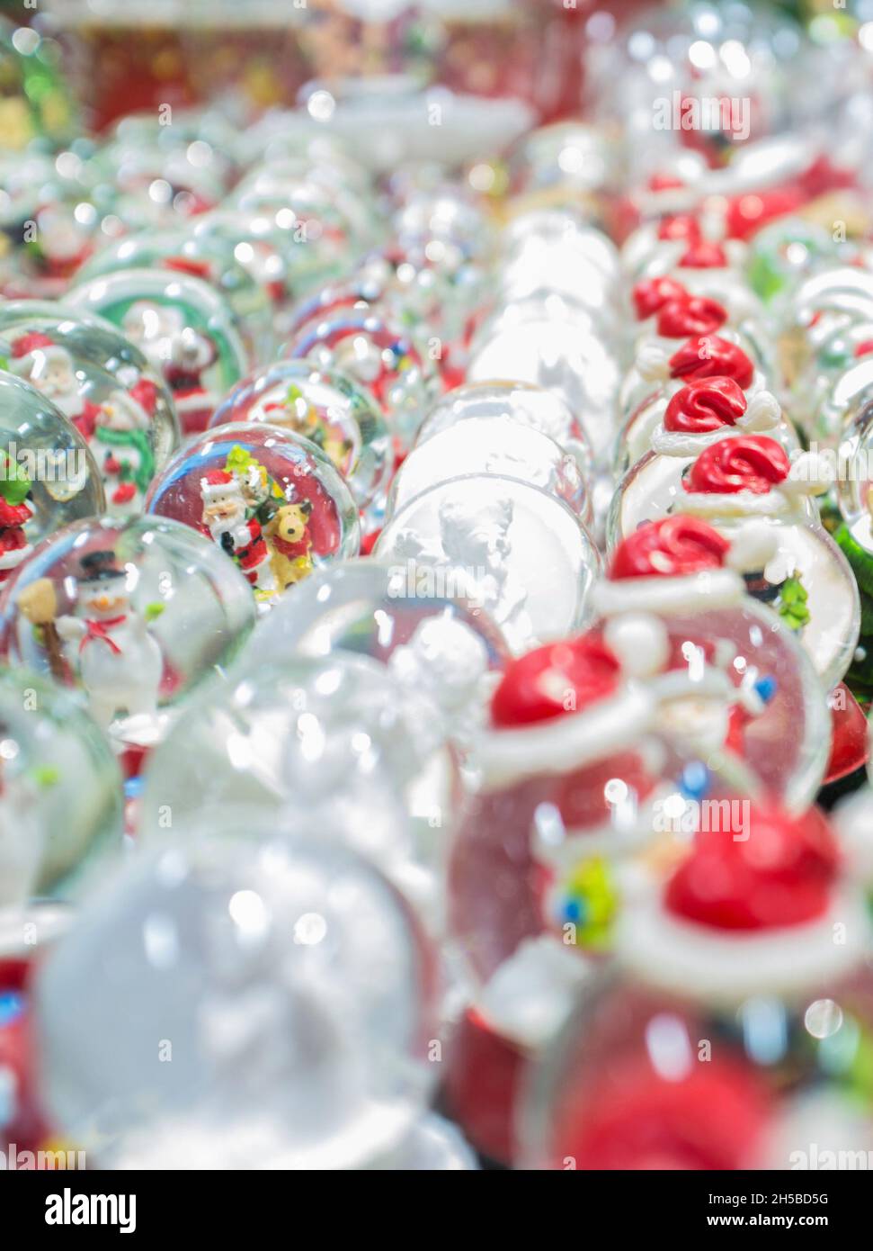 Vetro di Natale neve globes per la vendita. Messa a fuoco selettiva Foto Stock