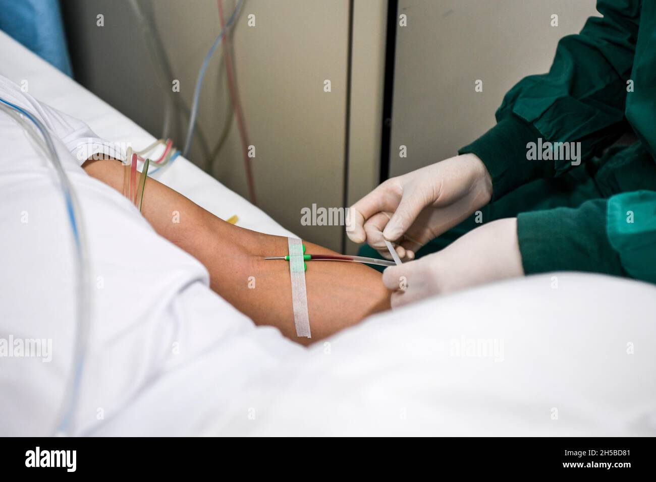 (211108) -- NANNING, 8 novembre 2021 (Xinhua) -- un operatore medico preleva sangue dal medico li al primo Ospedale affiliato della Guangxi Medical University a Nanning, nella Cina meridionale della regione autonoma di Guangxi Zhuang nel novembre del 2021. Li, un medico del reparto di ematologia del primo ospedale affiliato della Guangxi Medical University, registrato con il programma donatore di Marrow Cina (CMDP) come potenziali donatori di cellule staminali ematopoietiche (HSC) nel novembre del 2011. Come medico che fornisce trattamenti ematopoietici delle cellule staminali per i pazienti, egli abbina con successo un paziente come donatore di HSC nell'agosto del 202 Foto Stock