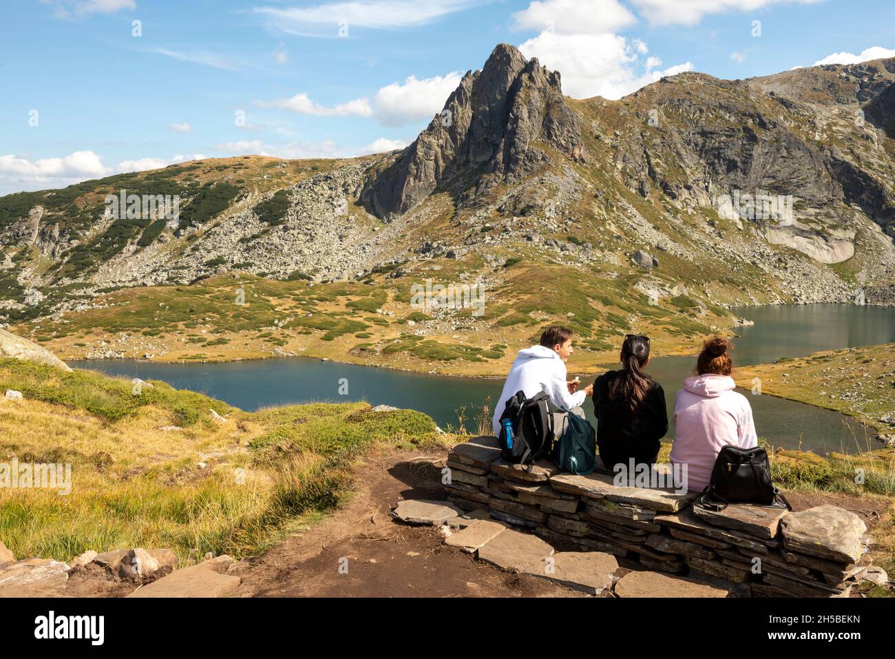 Turismo di massa. Escursionisti al picco Haramiyata o Black Peak e il lago Twin, sette laghi Rila, Rila montagna, Bulgaria Foto Stock
