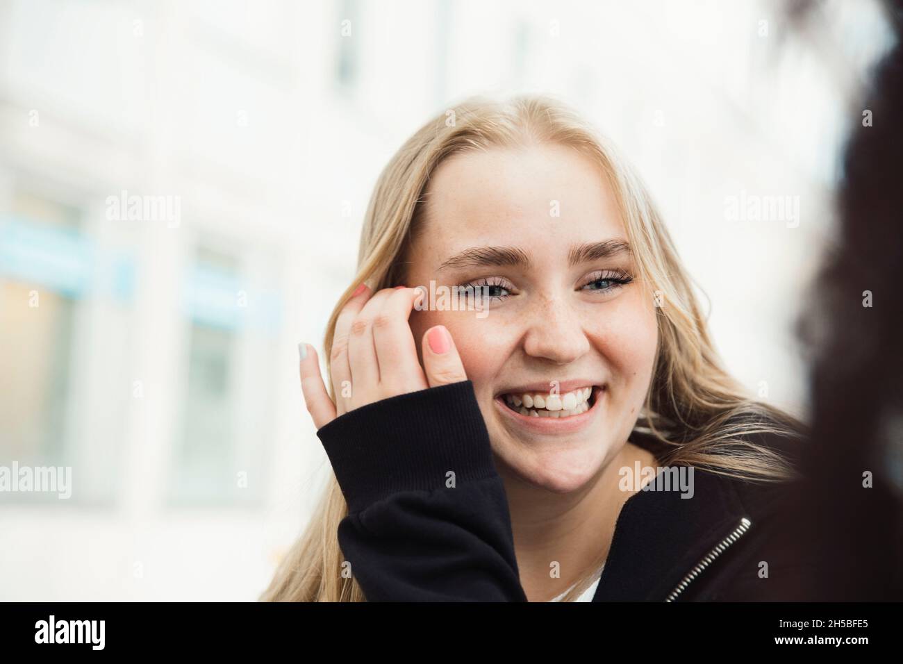 Ragazza adolescente felice guardando via Foto Stock
