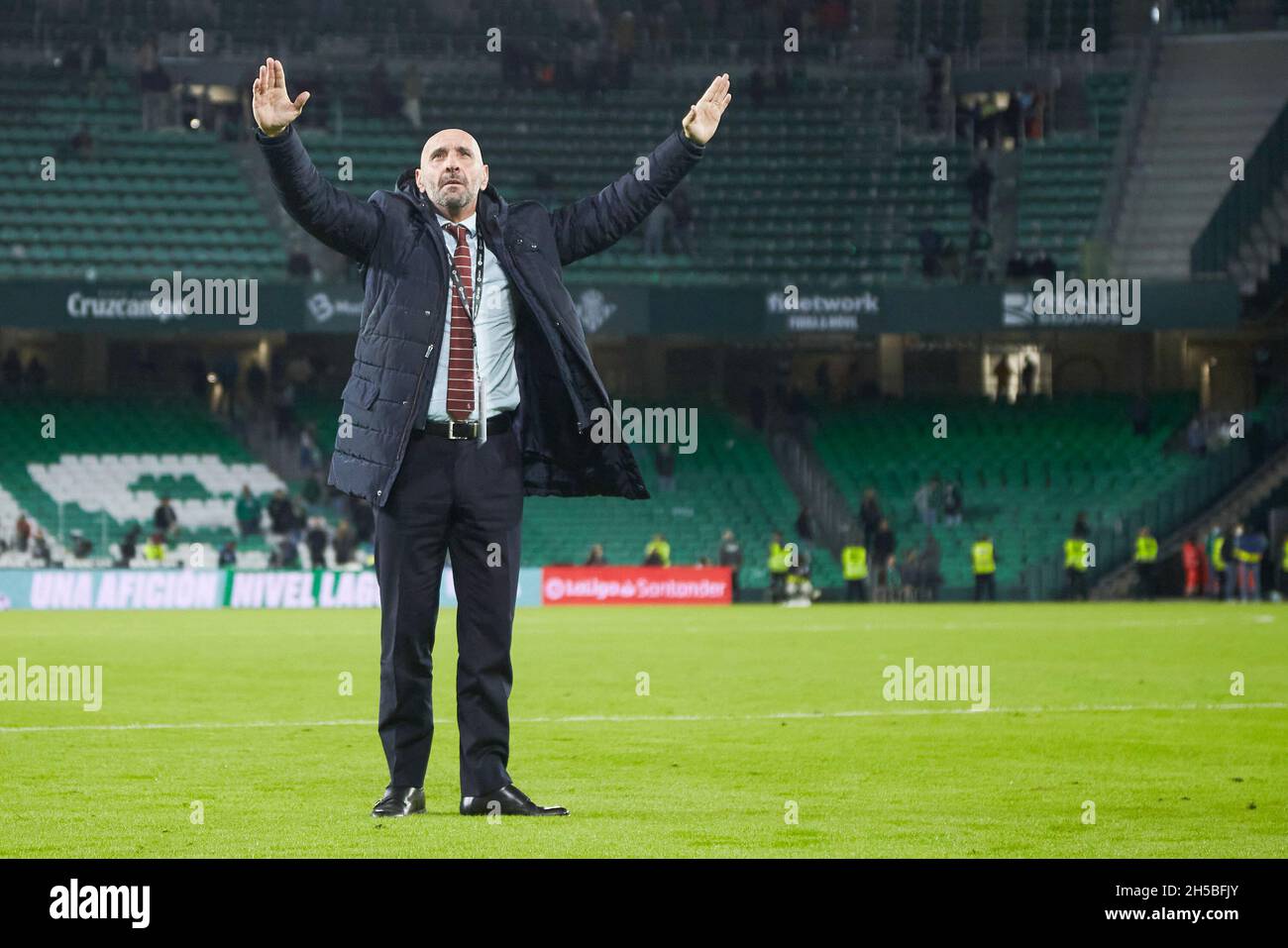 Ramon Rodriguez aÂ&#x80;Â&#x9c;MonchiaÂ&#x80;Â&#x9d;, Direttore sportivo del Sevilla FC, celebra la vittoria durante la partita di calcio la Liga tra Real Betis e Sevilla FC il 7 novembre 2021 allo stadio Benito Villamarin di Sevilla, Spagna - Foto: Joaquin Corchero/DPPI/LiveMedia Foto Stock