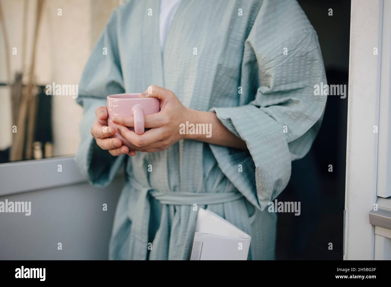 Parte centrale della donna che tiene la tazza di caffè Foto Stock