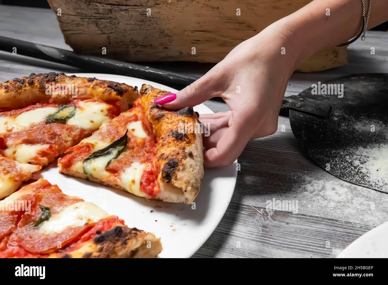 Pizze cotte al forno immagini e fotografie stock ad alta risoluzione - Alamy