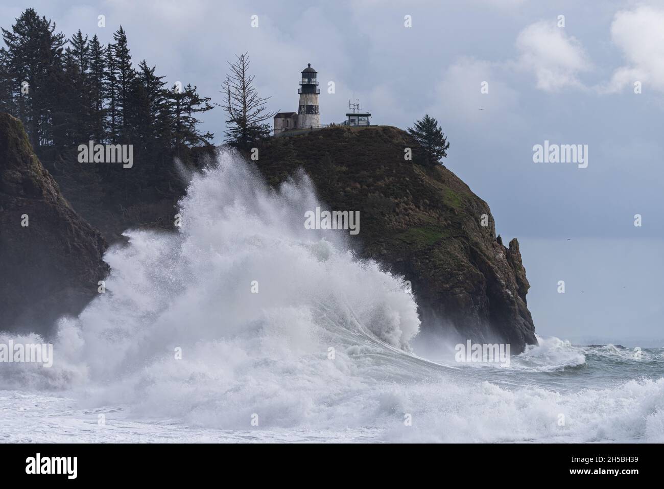 Enormi onde di crash e potenti surf durante la tempesta della marea del re sulla costa di Washington, Cape Disappointment state Park Foto Stock