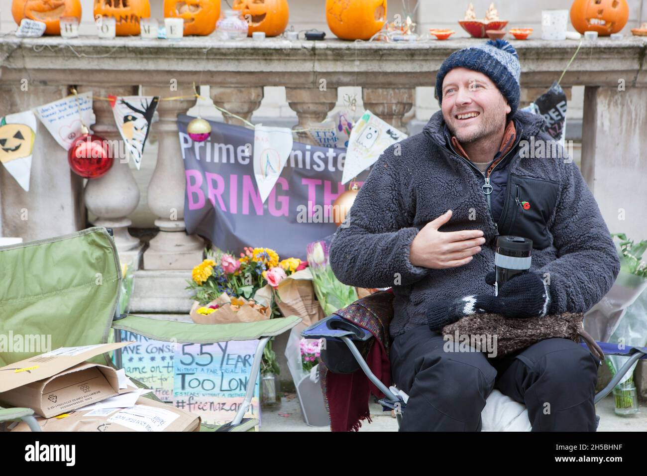 Londra, UK, 8 novembre 2021: Giorno 16 dello sciopero della fame di Richard Ratcliffe per porre fine all'inazione del governo sull'incarcerazione di sua moglie Nazanin in Iran. Sta mostrando buoni spiriti notevoli mentre continua a campeggiare a Whitehall fuori dall'ufficio degli Esteri per fare campagna per loro di intraprendere l'azione per garantire il rilascio di Nazanin Zaghari-Ratcliffe. Amnesty International sostiene la sua campagna e quella per altri cittadini di doppia nazionalità incarcerati in Iran. Anna Watson/Alamy Live News Foto Stock