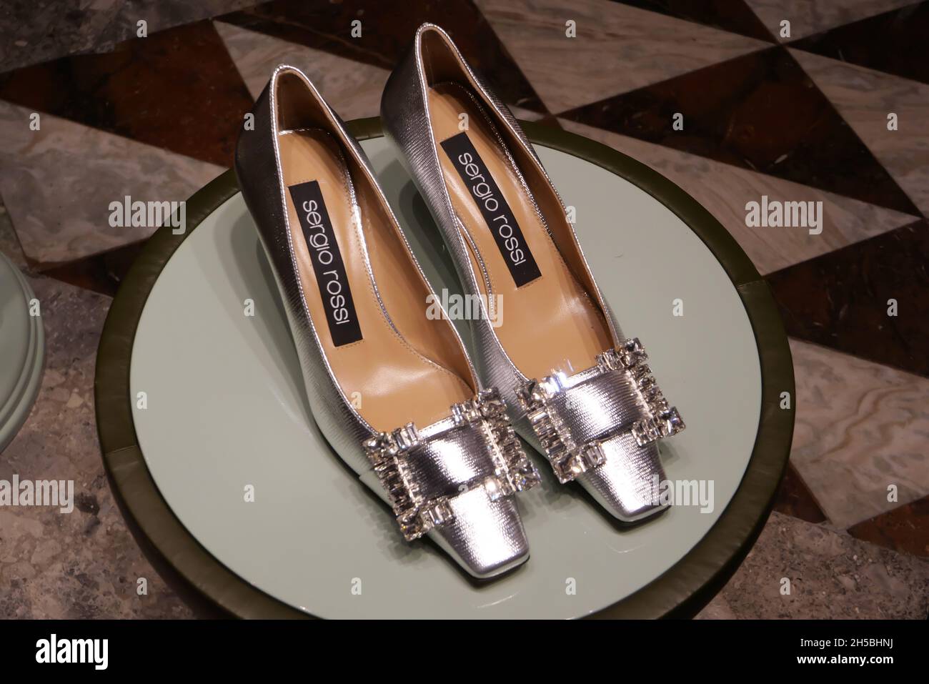 SCARPE IN MOSTRA PRESSO LA BOUTIQUE DI MODA SERGIO ROSSI Foto stock - Alamy