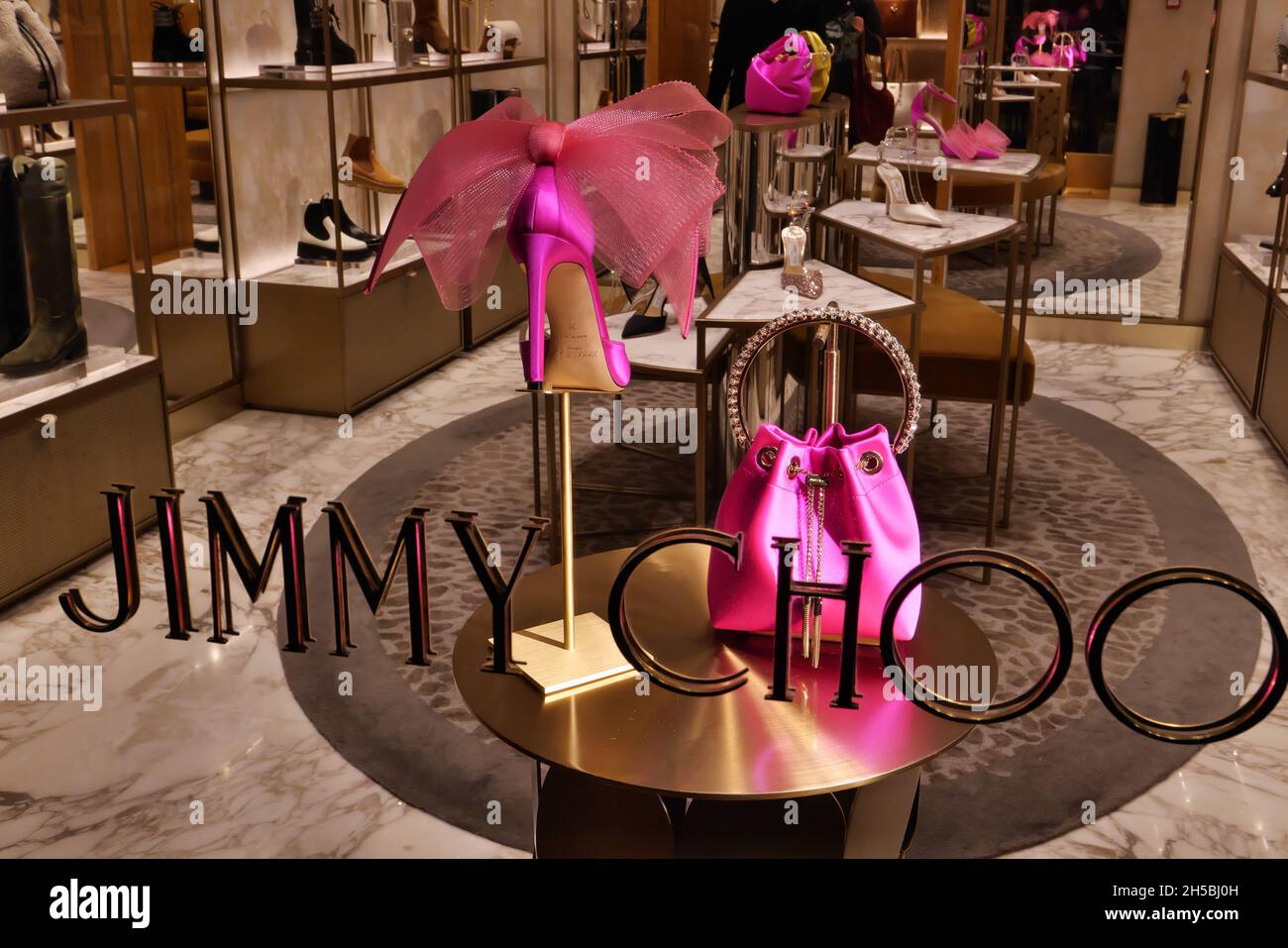 SCARPE IN MOSTRA PRESSO LA BOUTIQUE DI MODA JIMMY CHOO Foto Stock