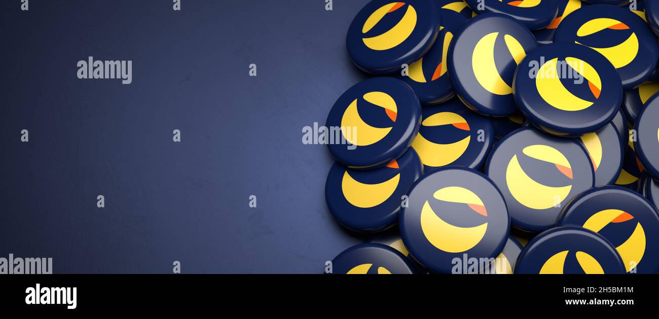 Logo della criptovaluta Terra (LUNA) su un mucchio su un tavolo. Spazio di copia. Formato banner Web Foto Stock