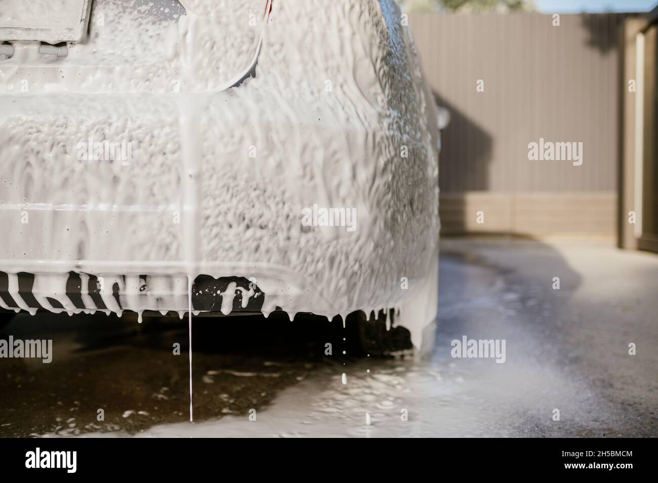 Schiuma detergente sulla vettura Foto Stock