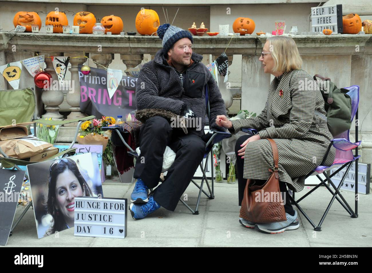 Londra, Regno Unito. 8 Nov 2021. Il deputato di Gill Furniss parla con Richard Ratcliffe. Gillian Furniss (Londra, 14 marzo 1957) è un . È stata membro del Parlamento (MP) per Sheffield Brightside e Hillsborough da quando ha vinto il seggio a una delle elezioni del 2016. Il marito dell'operaio di aiuti britannico-iraniano detenuto Nazanin Zaghari-Ratcliffe il giorno 16 del suo sciopero della fame a Whitehall, chiedendo al governo di fare di più per garantire la sua liberazione. Credit: JOHNNY ARMSTEAD/Alamy Live News Foto Stock