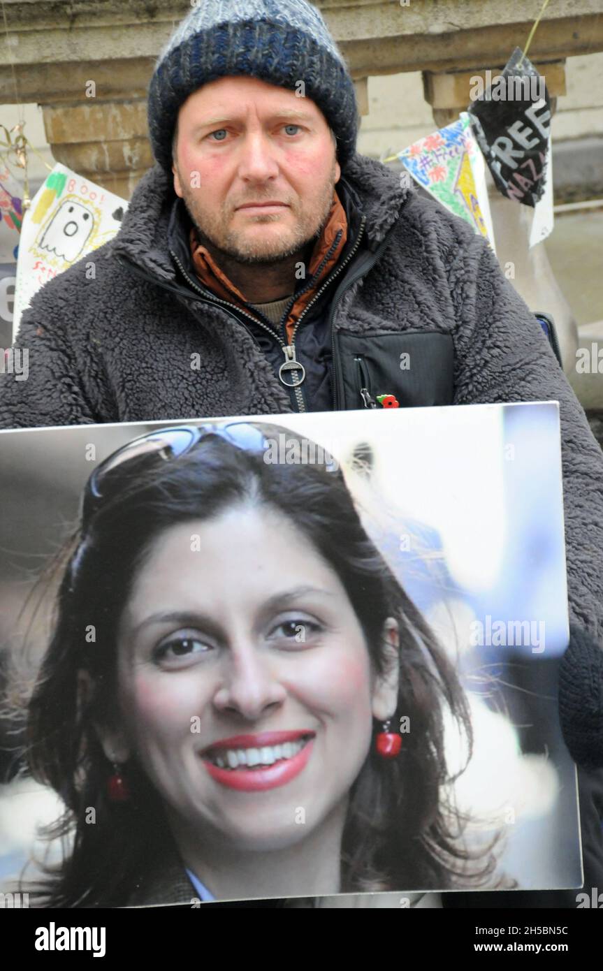 Londra, Regno Unito. 8 Nov 2021. Il marito dell'operaio di aiuti britannico-iraniano detenuto Nazanin Zaghari-Ratcliffe il giorno 16 del suo sciopero della fame a Whitehall, chiedendo al governo di fare di più per garantire la sua liberazione. Credit: JOHNNY ARMSTEAD/Alamy Live News Foto Stock