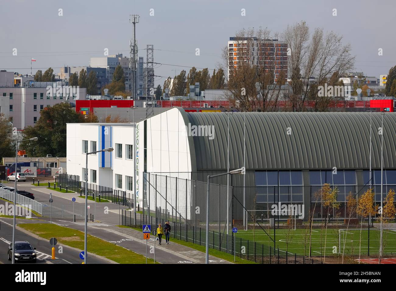 Varsavia, Polonia - 15 ottobre 2021: Un moderno complesso scolastico con una sala sportiva appena completata. E' un posto nuovo per gli educati Foto Stock