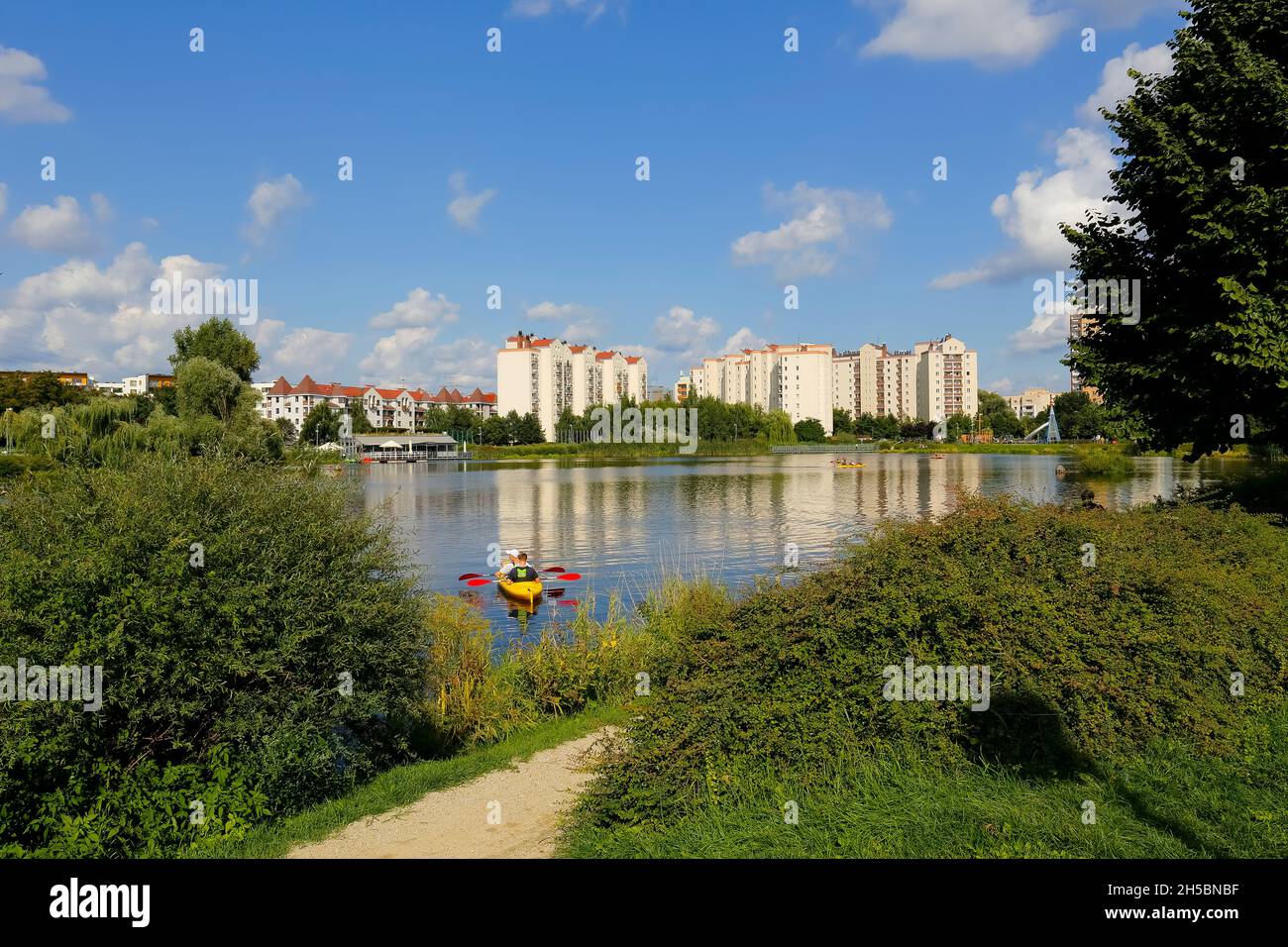 Varsavia, Polonia - 21 agosto 2021: Edifici di appartamenti dove molte famiglie sono ospitati nel distretto abitativo di Goclaw sono wisible tra alberi e piante Foto Stock
