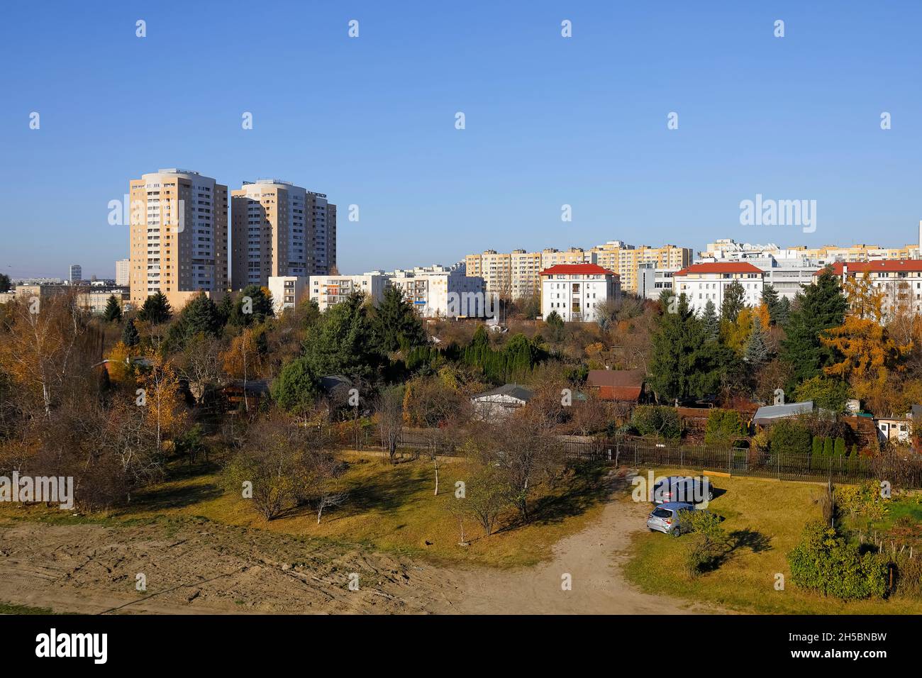 Varsavia, Polonia - 1 novembre 2021: La vista generica del distretto abitativo di Goclaw, dove vivono molte persone, mostra la coesistenza di edifici di appartamenti Foto Stock