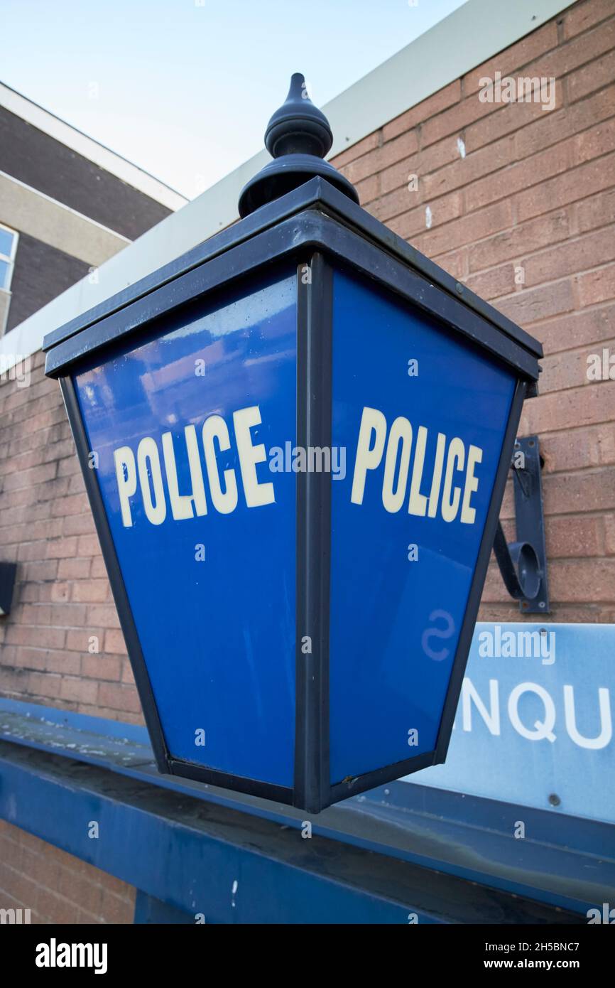 Vecchio segno di polizia di lampada blu fuori della stazione di strada st anne della polizia di merseyside Liverpool merseyside uk Foto Stock