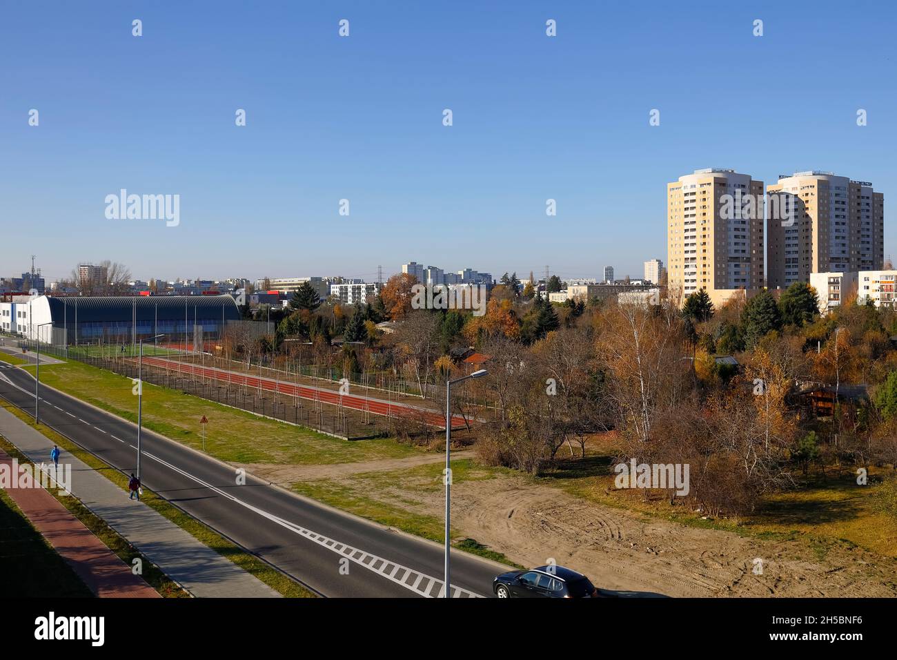 Varsavia, Polonia - 1 novembre 2021: La vista generica del distretto abitativo di Goclaw, dove vivono molte persone, mostra la coesistenza di edifici residenziali Foto Stock