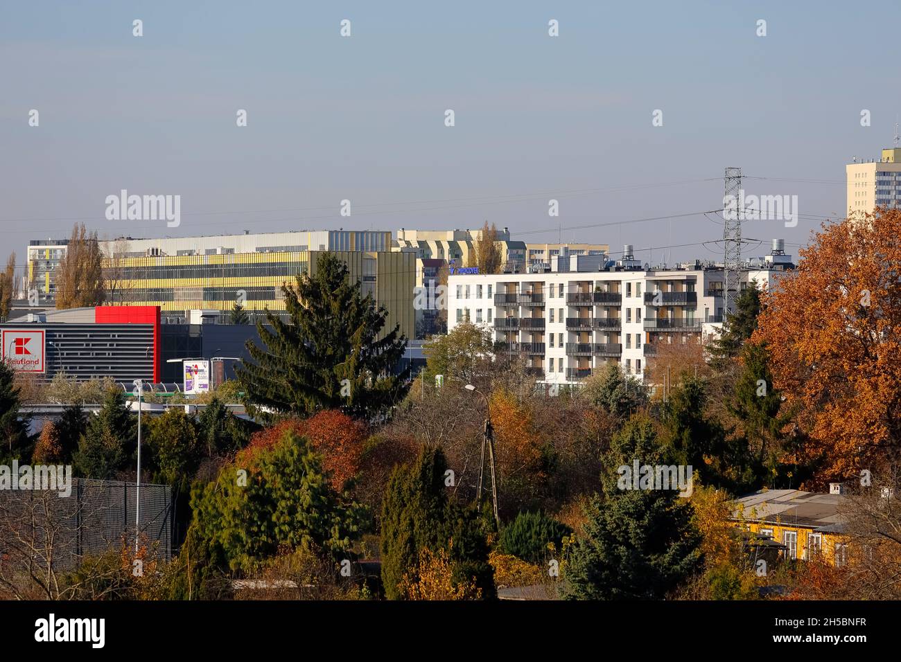 Varsavia, Polonia - 31 ottobre 2021: La vista generica del distretto abitativo di Goclaw, dove vivono molte persone, mostra la coesistenza di edifici residenziali Foto Stock