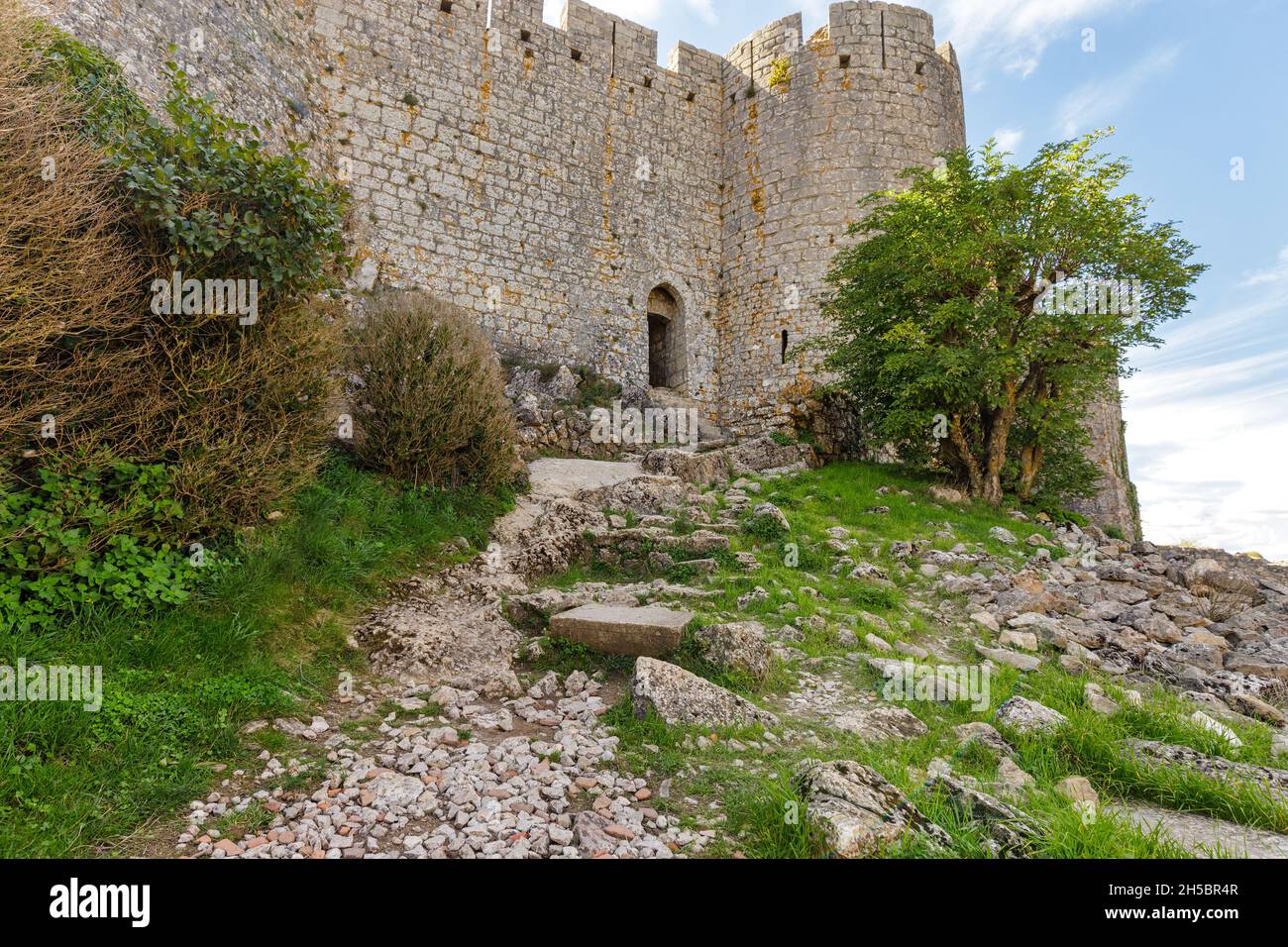 Scale e l'ingresso delle rovine del castello medievale Peyrepertuse in Francia. Foto Stock
