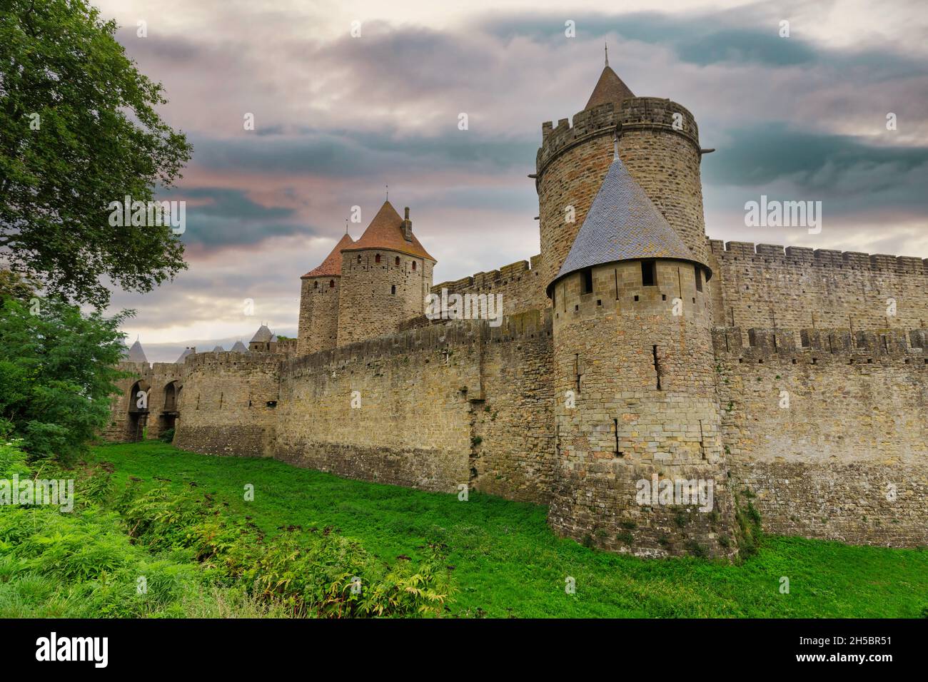 Carcassonne famosa città fortificata francese sotto un suggestivo cielo nuvoloso Foto Stock