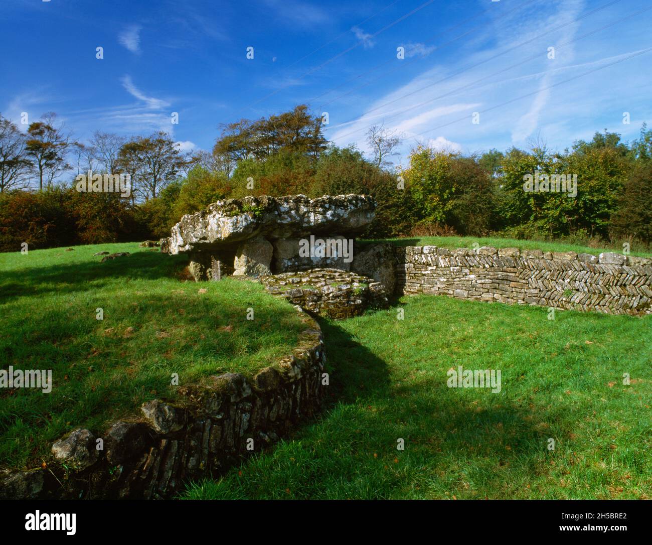 Vista WNW del piazzale, ingresso e camera di sepoltura di Tinkinswood Neolitico Cotswold-Severn ciambato lungo cairn, vale di Glamorgan, Galles, Regno Unito. Foto Stock