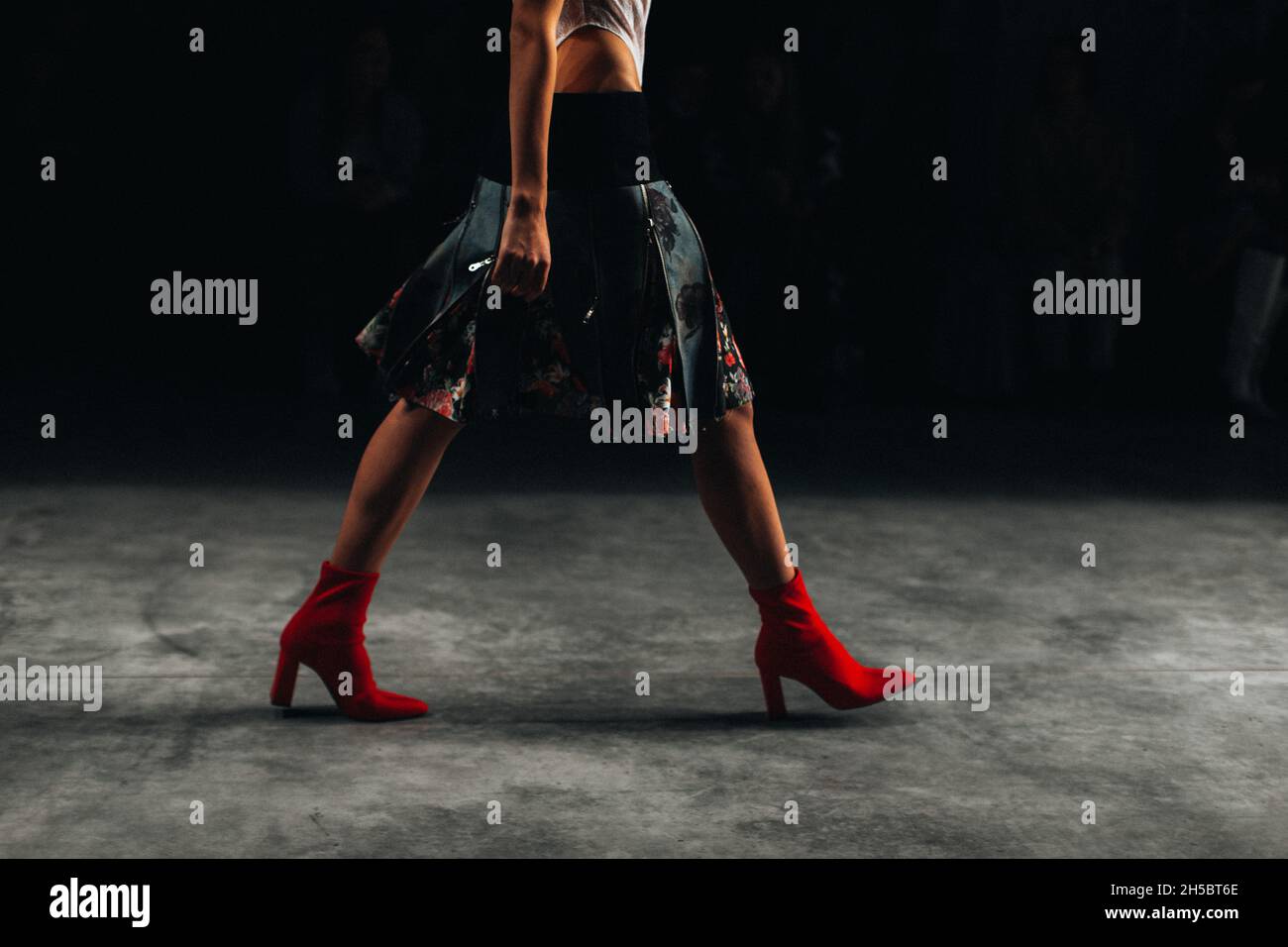 Modello di moda in rosso tacchi alti passerella sfilata sfilata di moda Foto Stock