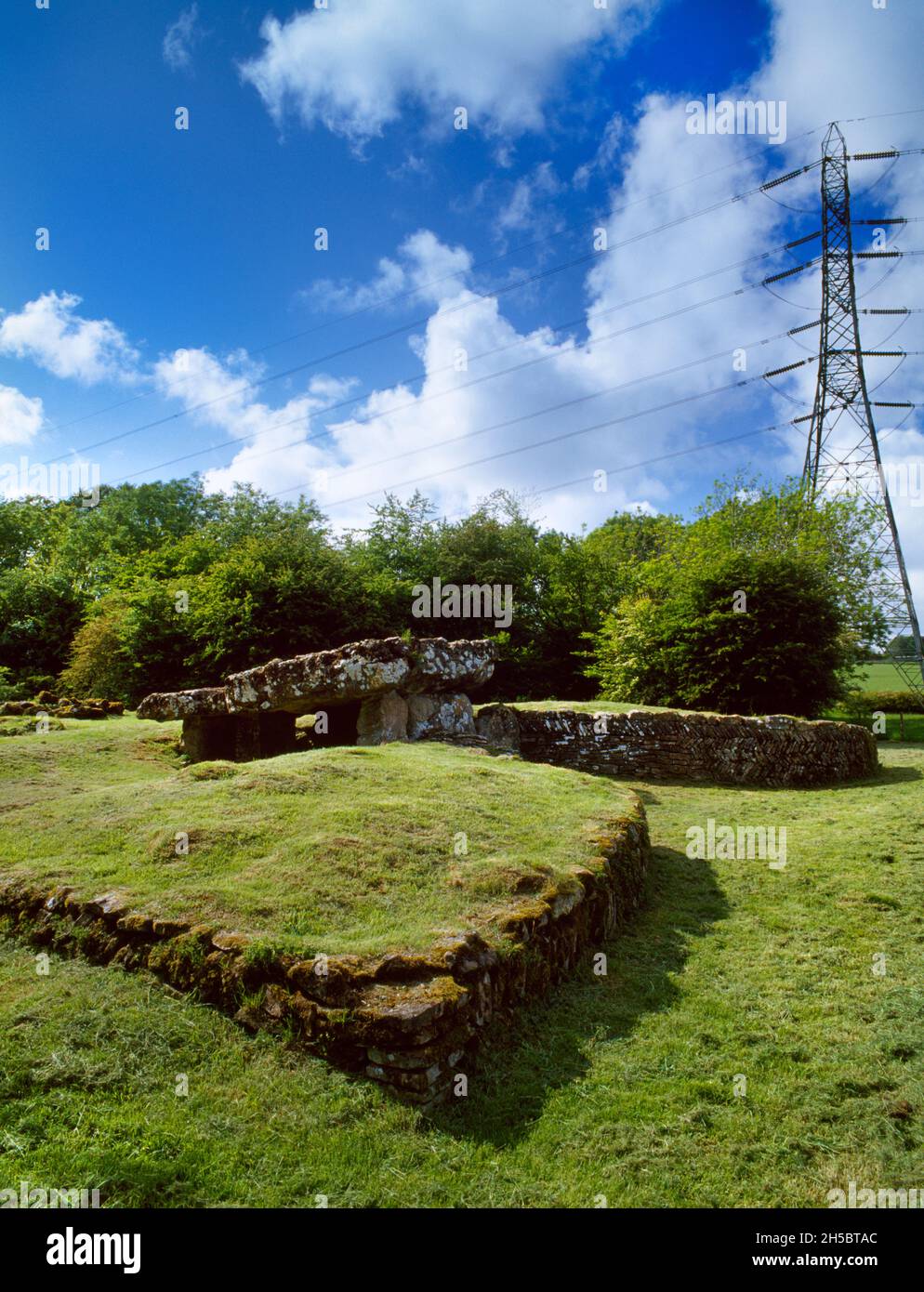 Vista NW delle corna, piazzale e camera di sepoltura di Tinkinswood Neolitico Cotswold-Severn ciambato lungo cairn, vale di Glamorgan, Galles, Regno Unito. Foto Stock