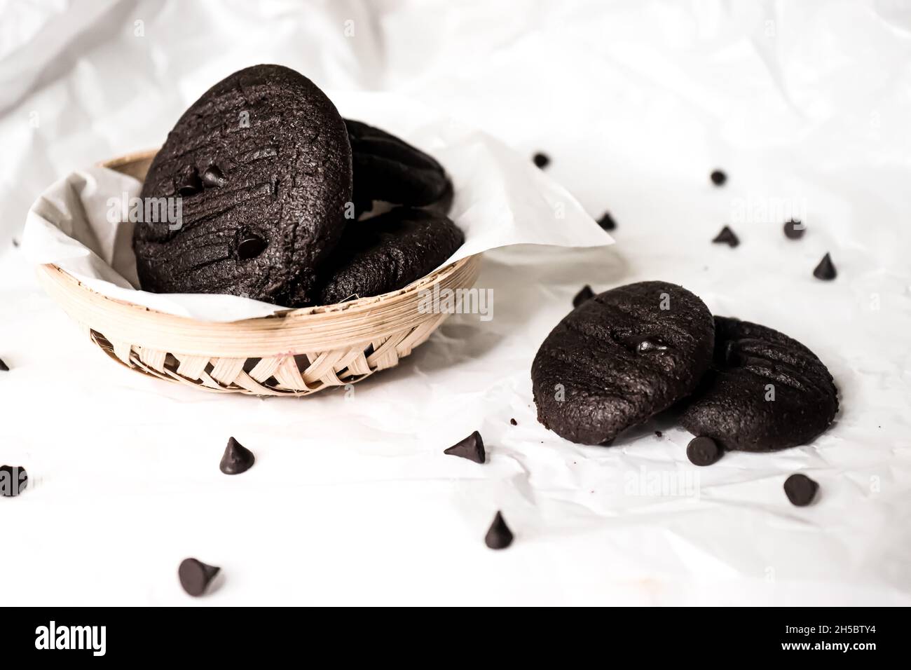 Morbidi biscotti brownie al cioccolato fondenti isolati su biscotti bianchi con scaglie di cioccolato isolati su sfondo bianco con percorso di taglio. Foto Stock