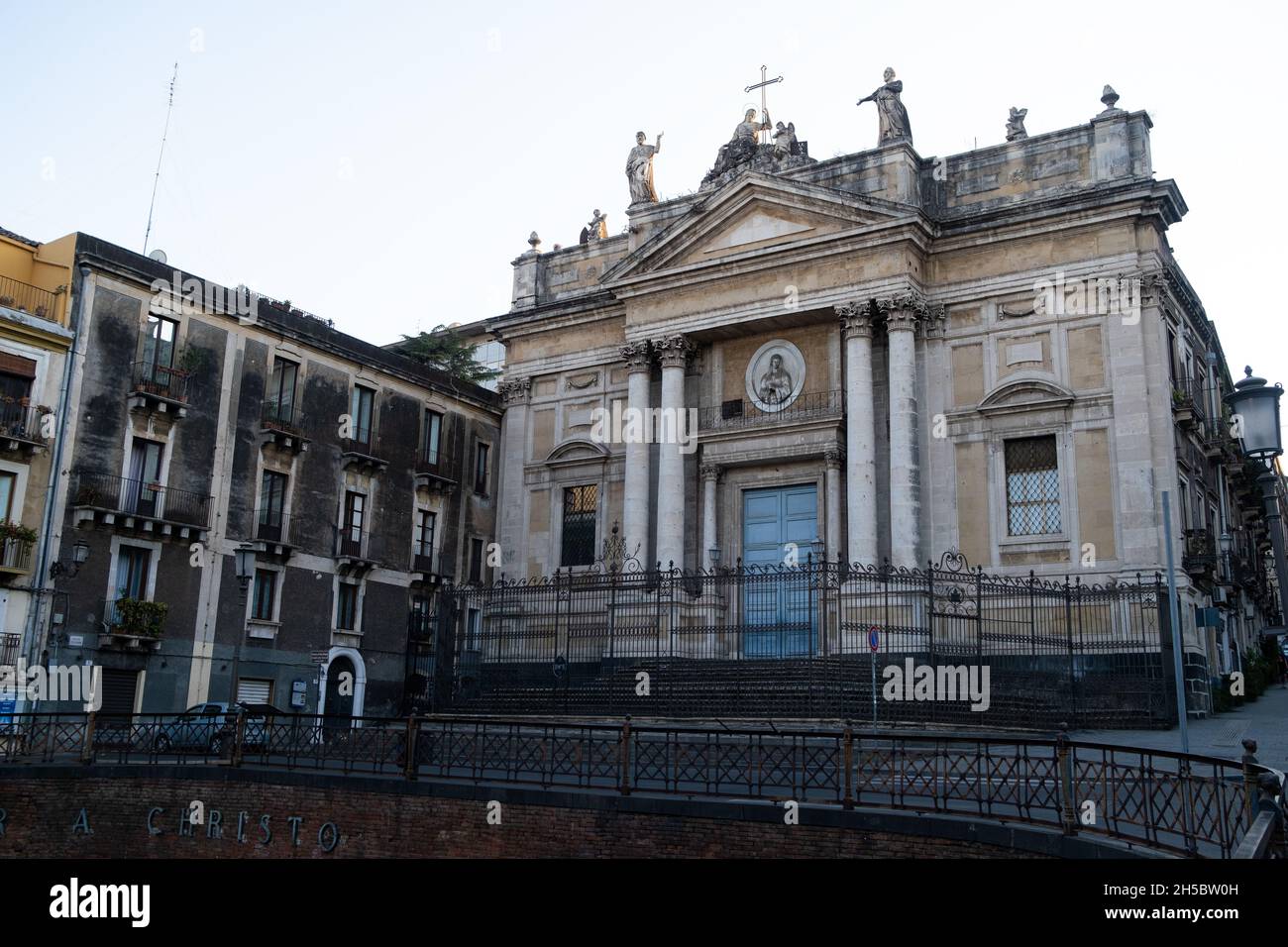 Sicilia, Catania - 20 luglio 2021: chiesa nel centro storico di Catania Foto Stock