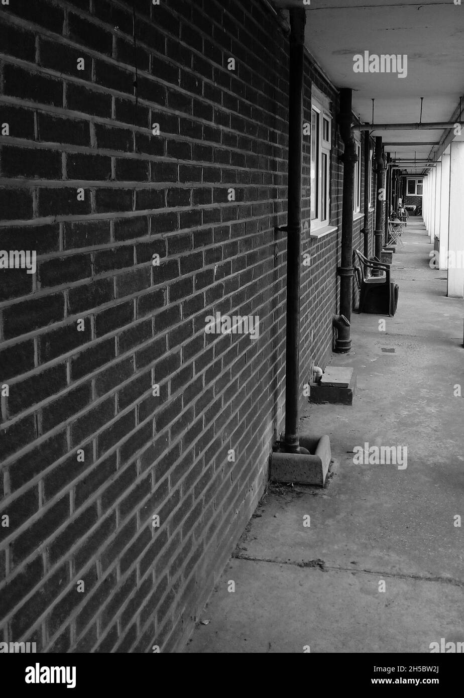 LONDRA, REGNO UNITO - 02 maggio 2020: Un'immagine in scala di grigi del corridoio di alloggiamento del Consiglio con le linee convergenti del muratore Foto Stock