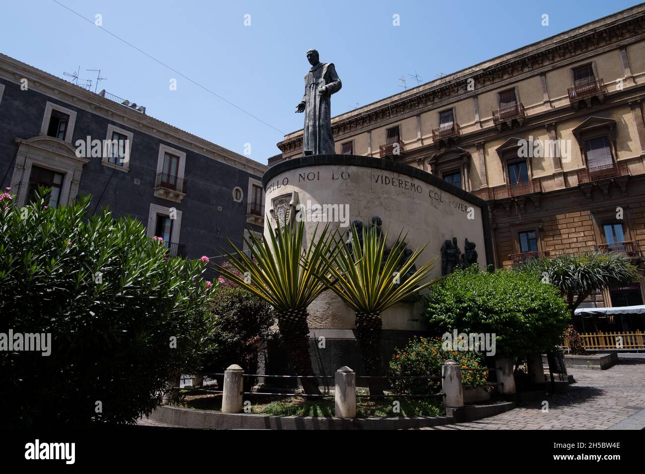 Sicilia, Catania - 20 luglio 2021: Monumento al Beato Cardinale Giuseppe Dusmet Foto Stock