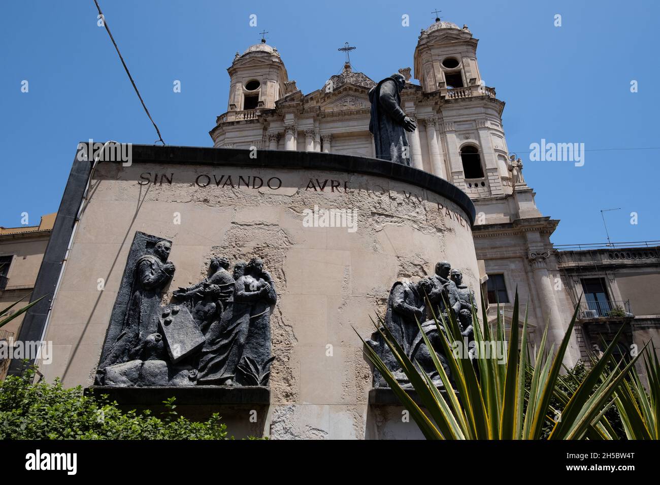 Sicilia, Catania - 20 luglio 2021: Chiesa di San Francesco d'Assisi all'Immacolata e Monumento al Beato Cardinale Giuseppe Dusmet Foto Stock