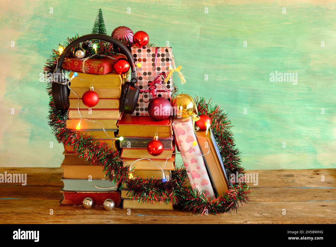 Regalare libri audio per natale con decorazioni natalizie e cuffie. Regalo,regalo,natale,concetto di festa, spazio di copia. Foto Stock