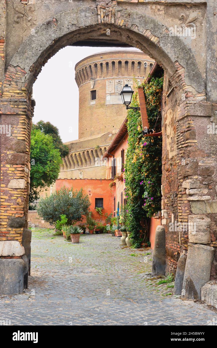 Ostia Antica,Roma,Lazio,Italia-porta del borgo-accanto al castello di Giulio II sorge il borgo rinascimentale di Ostia Antica, di origine medievale. Foto Stock