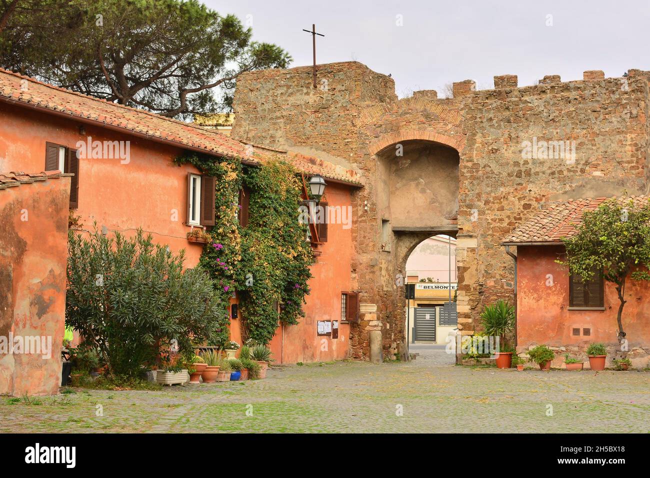 Ostia Antica,Roma,Lazio,Italia-porta del borgo-accanto al castello di Giulio II sorge il borgo rinascimentale di Ostia Antica, di origine medievale. Foto Stock