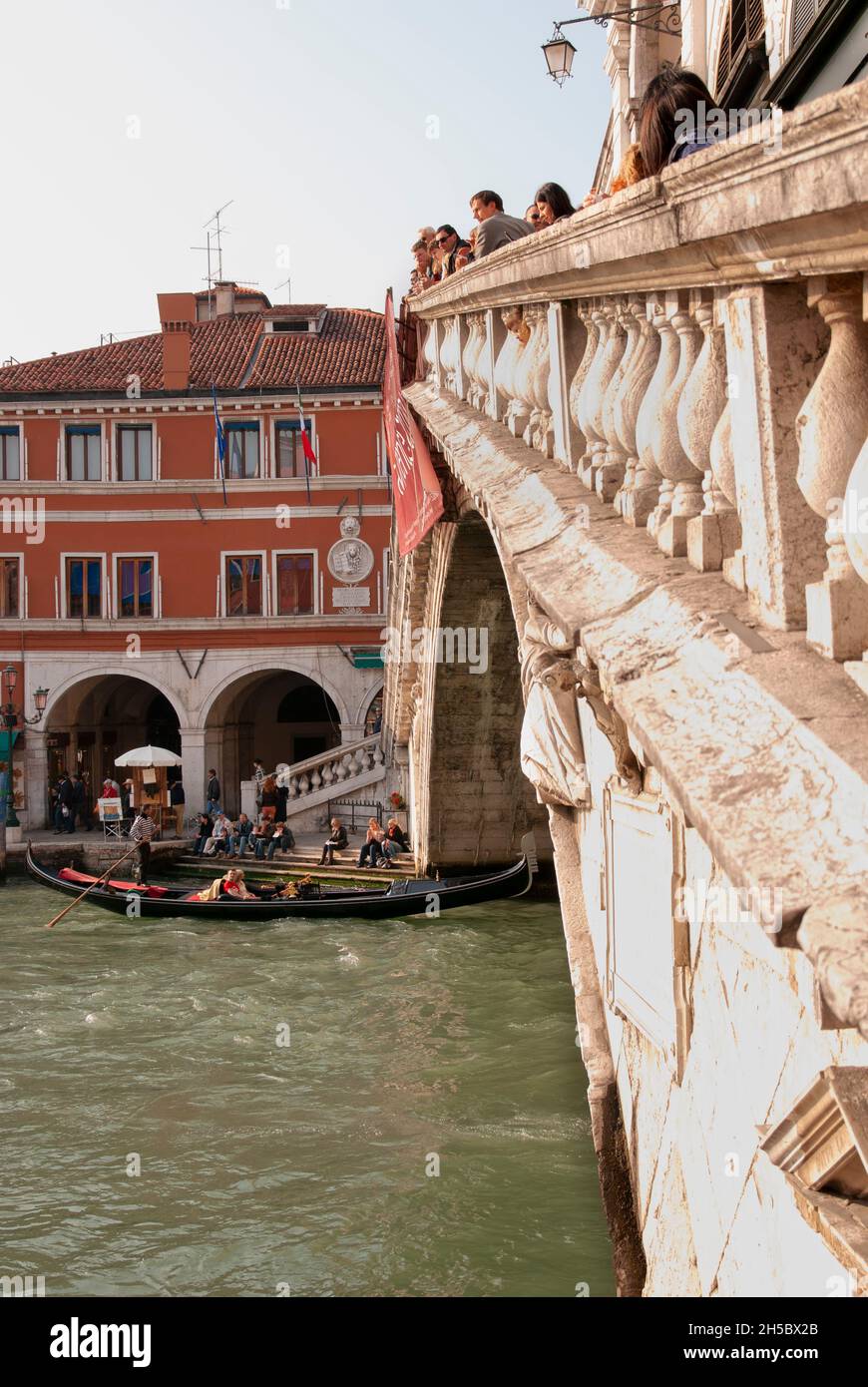 Il famoso Ponte di Rialto con una gondola sul Canal Grande di Venezia. Un viaggio romantico in città Foto Stock