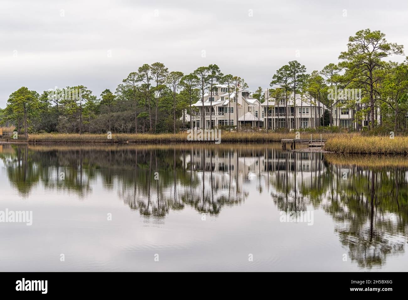 Lago occidentale a Seaside, Florida Golfo del Messico in una giornata nuvolosa con il lago di riflessione casa e pini in inverno Foto Stock