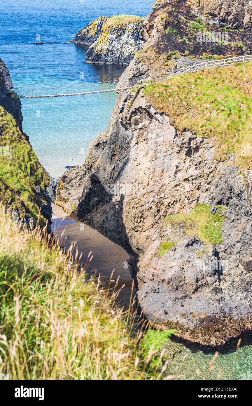 Regno Unito, Irlanda del Nord, Antrim, Ballintoy, Carrick-a-Rede Rope Bridge Foto Stock